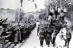 JPrzeniesienie przez hitlerowców kopii sztandarów Zakonu Krzyżackiego<br /> z Krakowa do Malborka, fotografia z 1940 r.